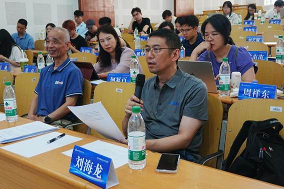 刘海龙与芮必峰指导点评 &nbsp;文敏 摄