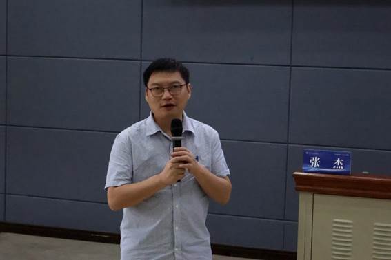 吴予敏作讲座 张杰主持 &nbsp;曾欣怡 摄2